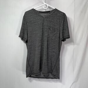 Lululemon Men's Fundamental  Pocket T-shirt  V-neck Size M EUC